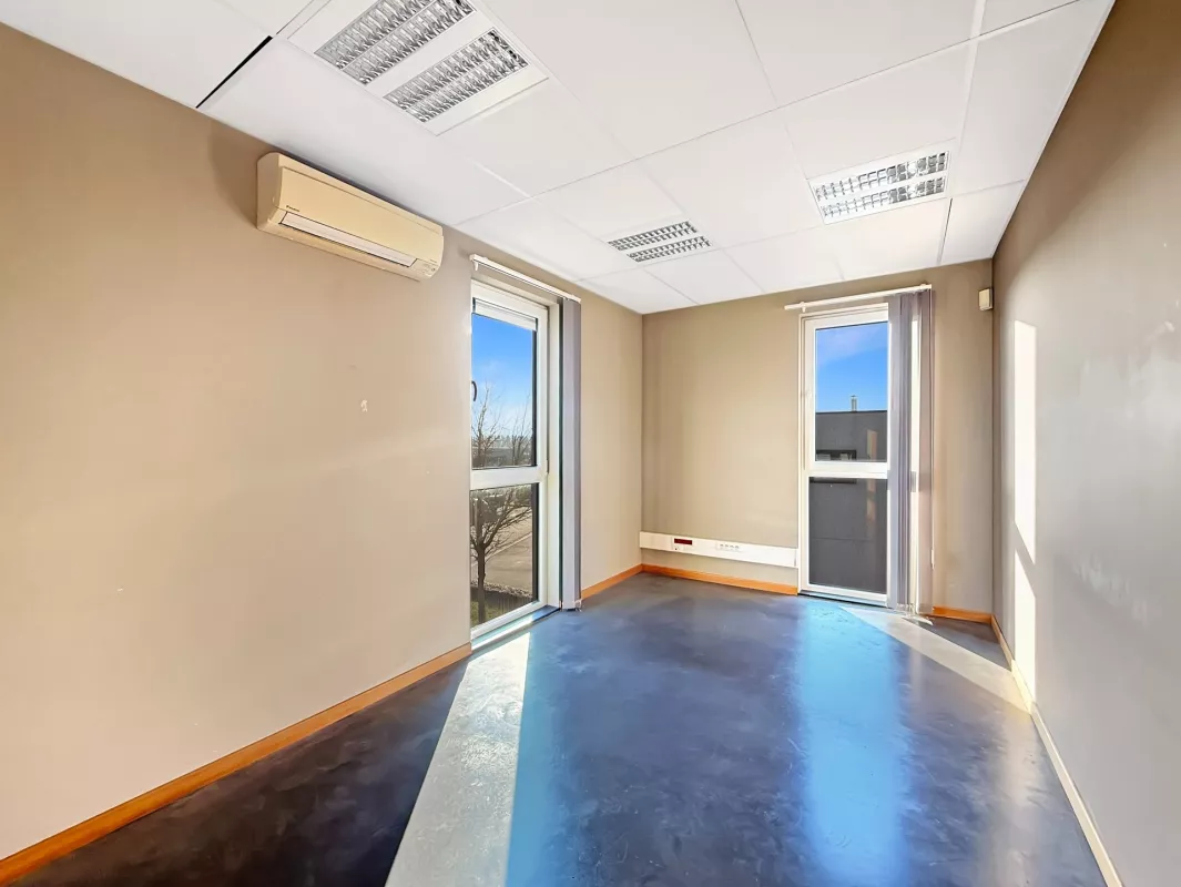 Image de IMMEUBLE DE BUREAUX DE 650 M² + 35 emplacements de parkings - DINANT