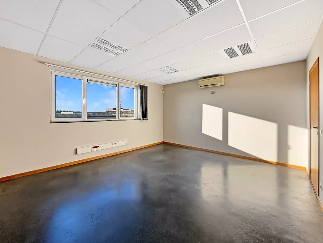 Image de IMMEUBLE DE BUREAUX DE 650 M² + 35 emplacements de parkings - DINANT