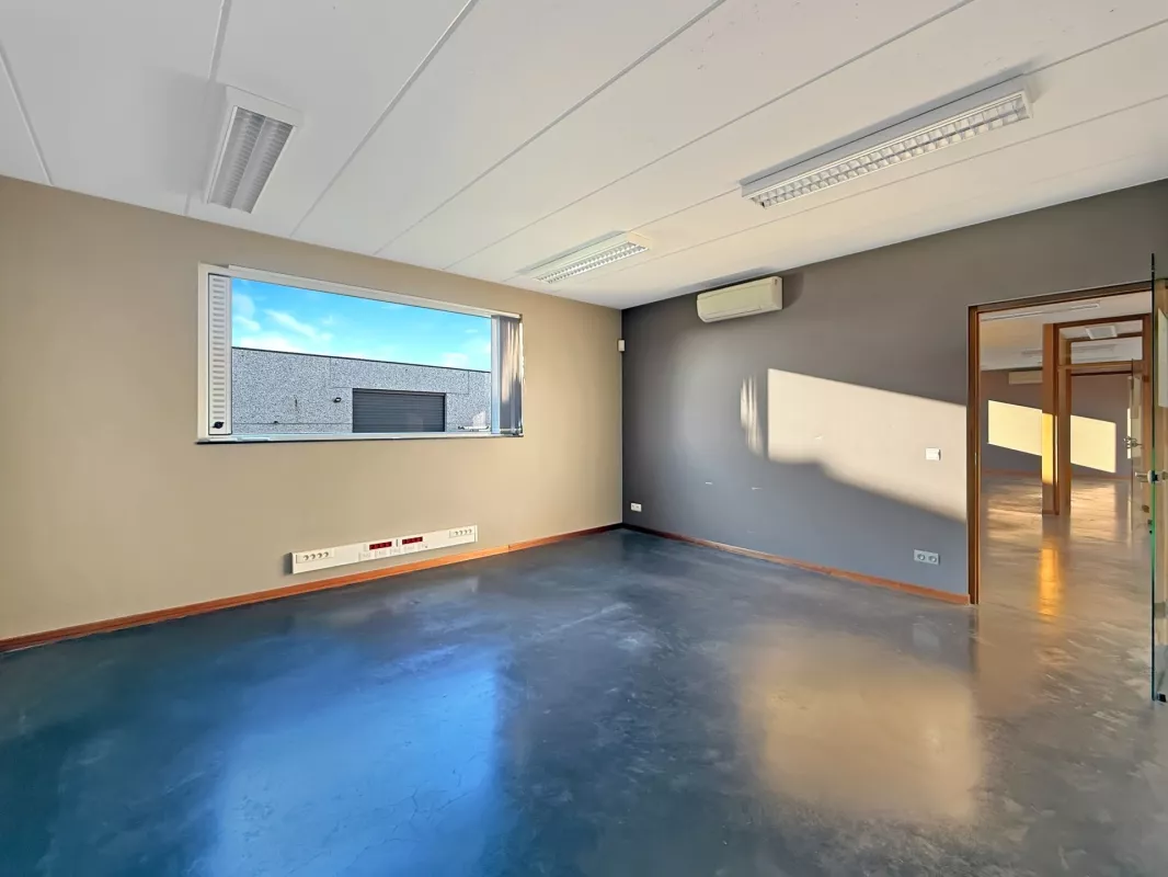 Image de IMMEUBLE DE BUREAUX DE 650 M² + 35 emplacements de parkings - DINANT