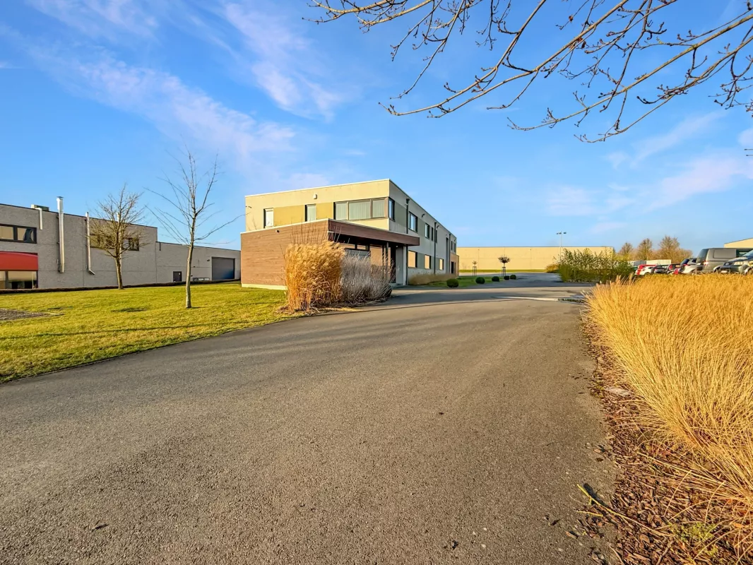 Image de IMMEUBLE DE BUREAUX DE 650 M² + 35 emplacements de parkings - Sorinnes