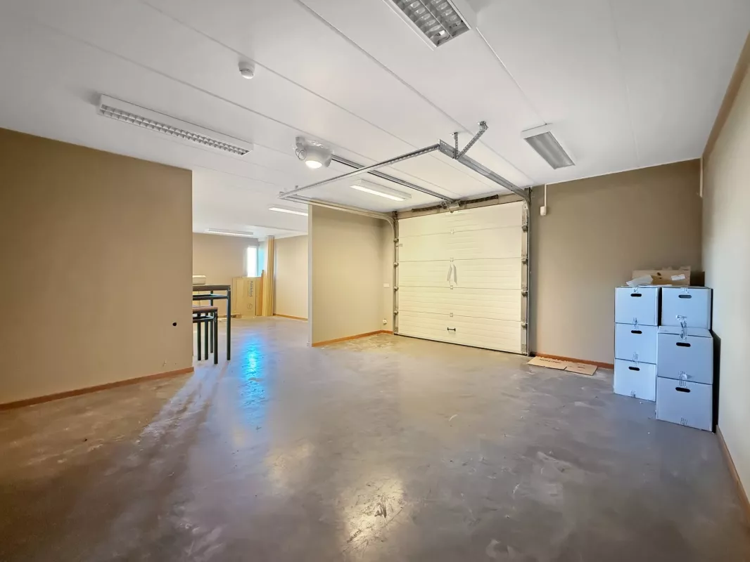 Image de IMMEUBLE DE BUREAUX DE 650 M² + 35 emplacements de parkings - Sorinnes
