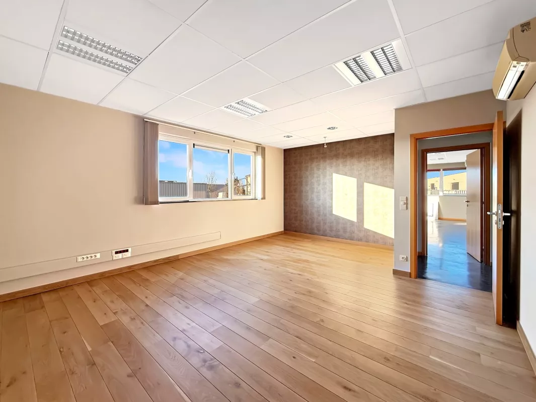 Image de IMMEUBLE DE BUREAUX DE 650 M² + 35 emplacements de parkings - Sorinnes